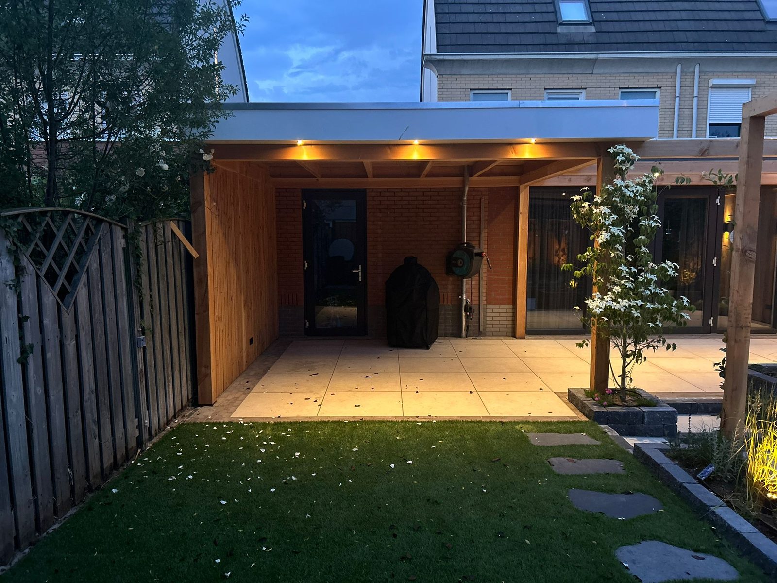 Strakke tuin met bestrating