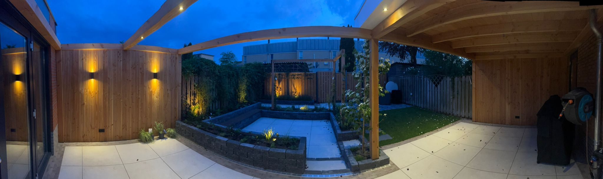 Tuinproject met veranda en pergola – foto bij review van Davy Bastiaans